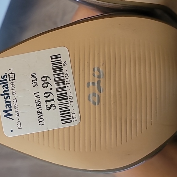 Signature by Olivia Miller silver heels5+. Size 7.5. Perfect for the Holidays. - Picture 7 of 14